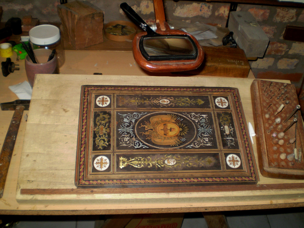 Escribanía en la mesa de trabajo