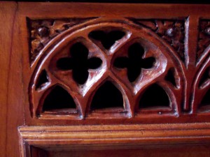 Detalle talla gótica puerta mueble