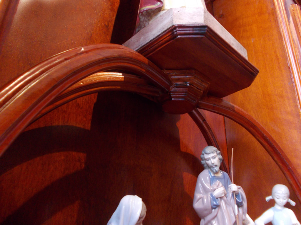 Detalle base Jesús de Praga y figura nacimiento