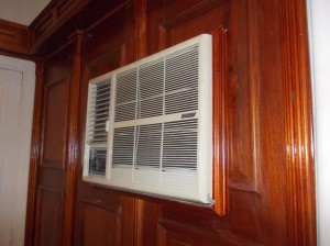 Capilla, pared este, detalle aire acondicionado 2