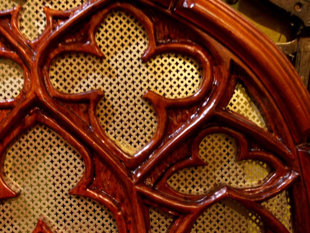 Detalle rosetón y chapa perforada