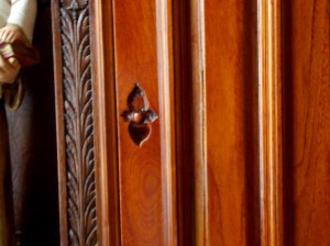 Detalle- Tirador tallado en  puerta anaquel hornacinas