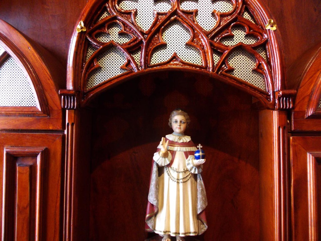 Hornacina central Rosetón y Jesús de Praga