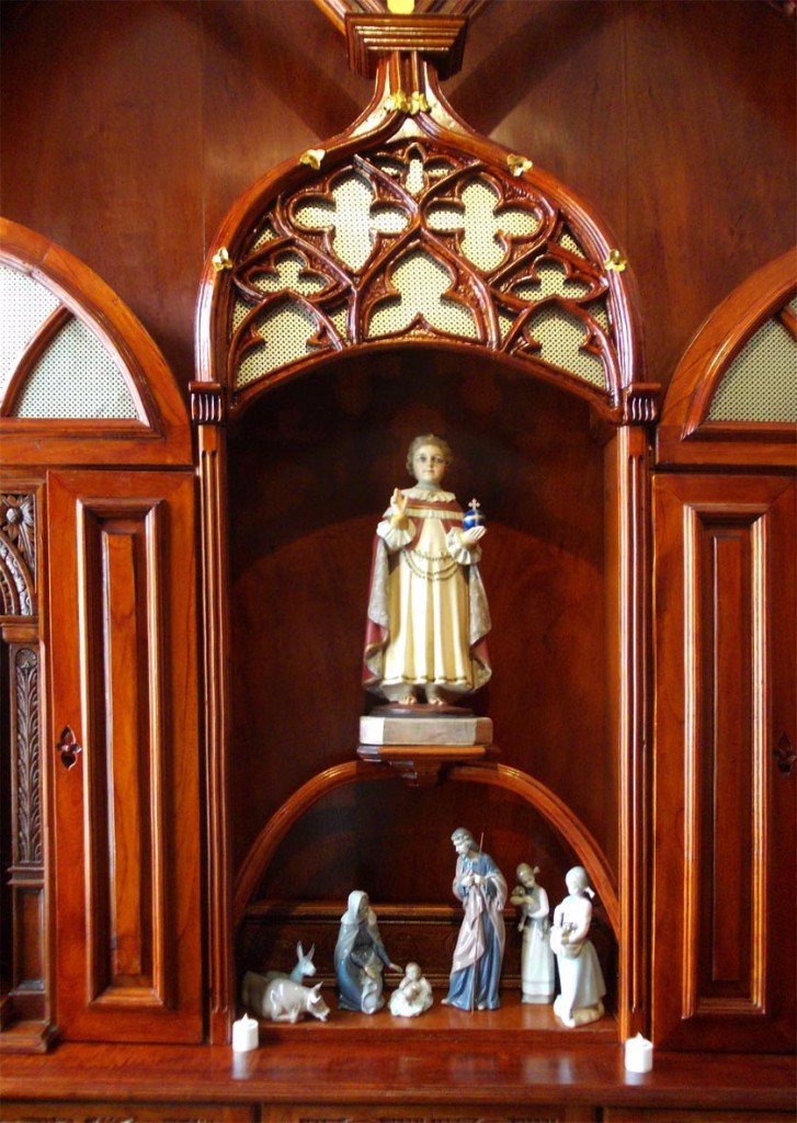 Hornacina central con Jesús de Praga y nacimiento en la parte inferior