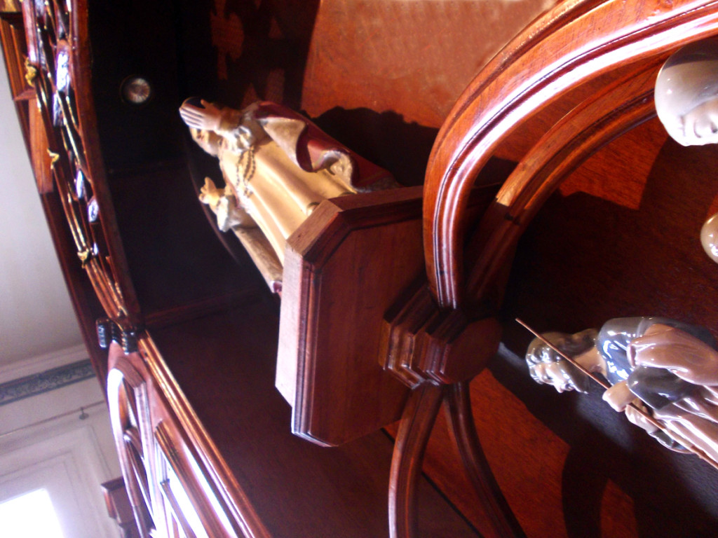 Jesús de Praga sobre la base. Debajo figuras del Nacimiento