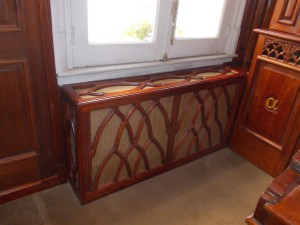 Mueble calefactor- pared norte- a la derecha puerta mueble altar