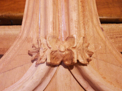 Flor en la unión de las molduras laterales del rosetón