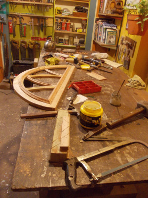 Puerta medio punto en el banco de carpintero