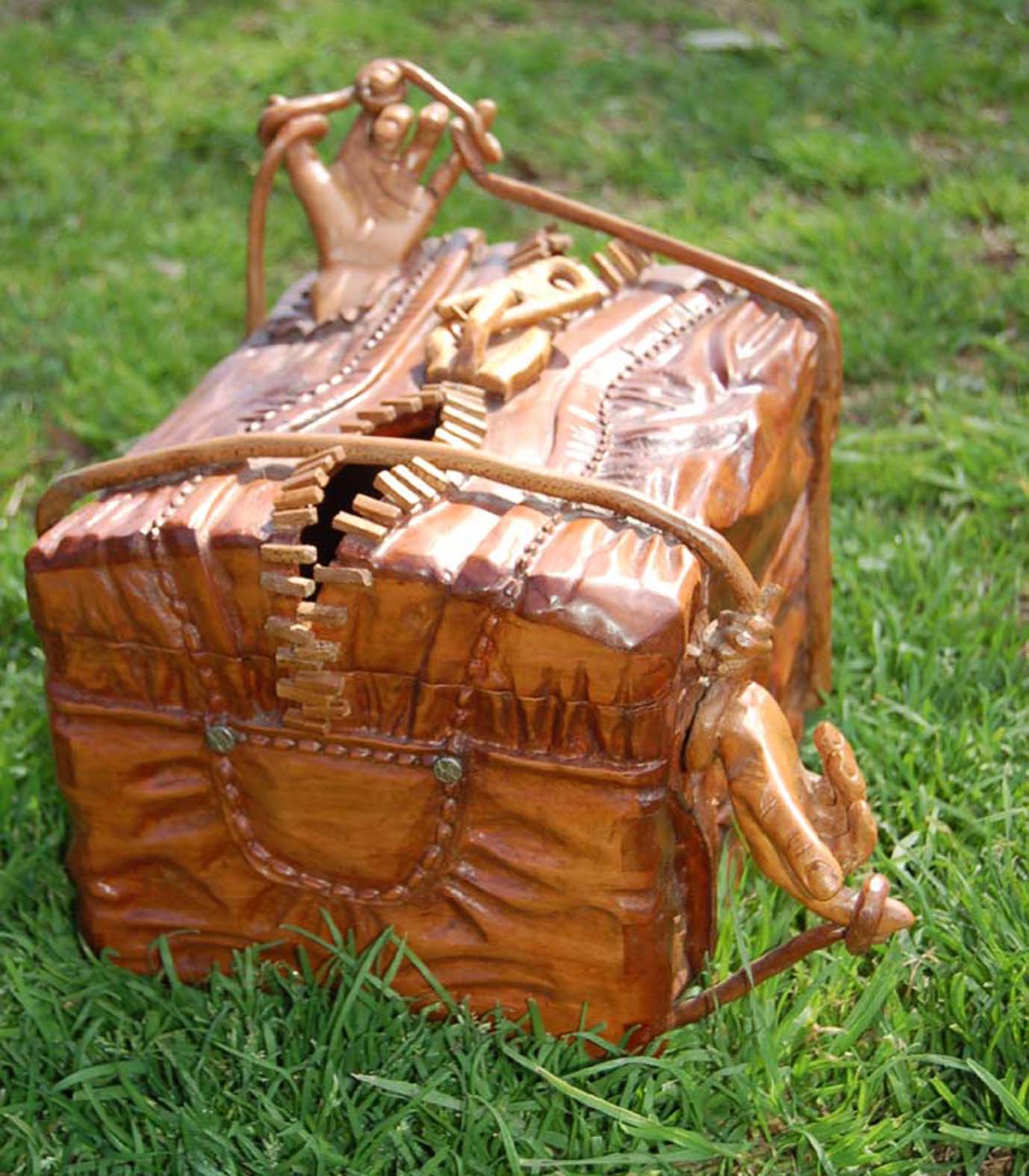 Baúl con manos
