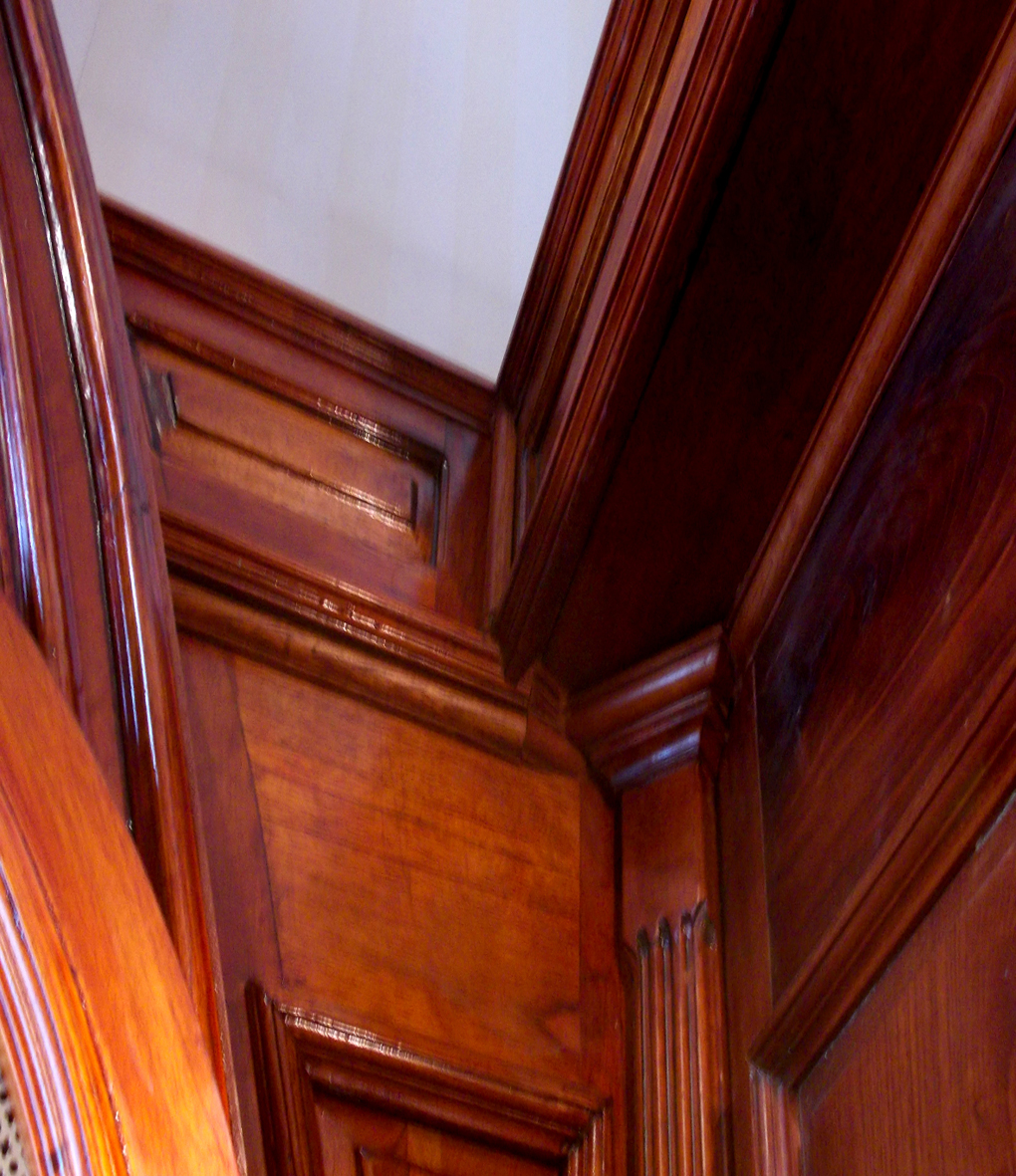 Capilla en vivienda particular /// DETALLES BOISERIE