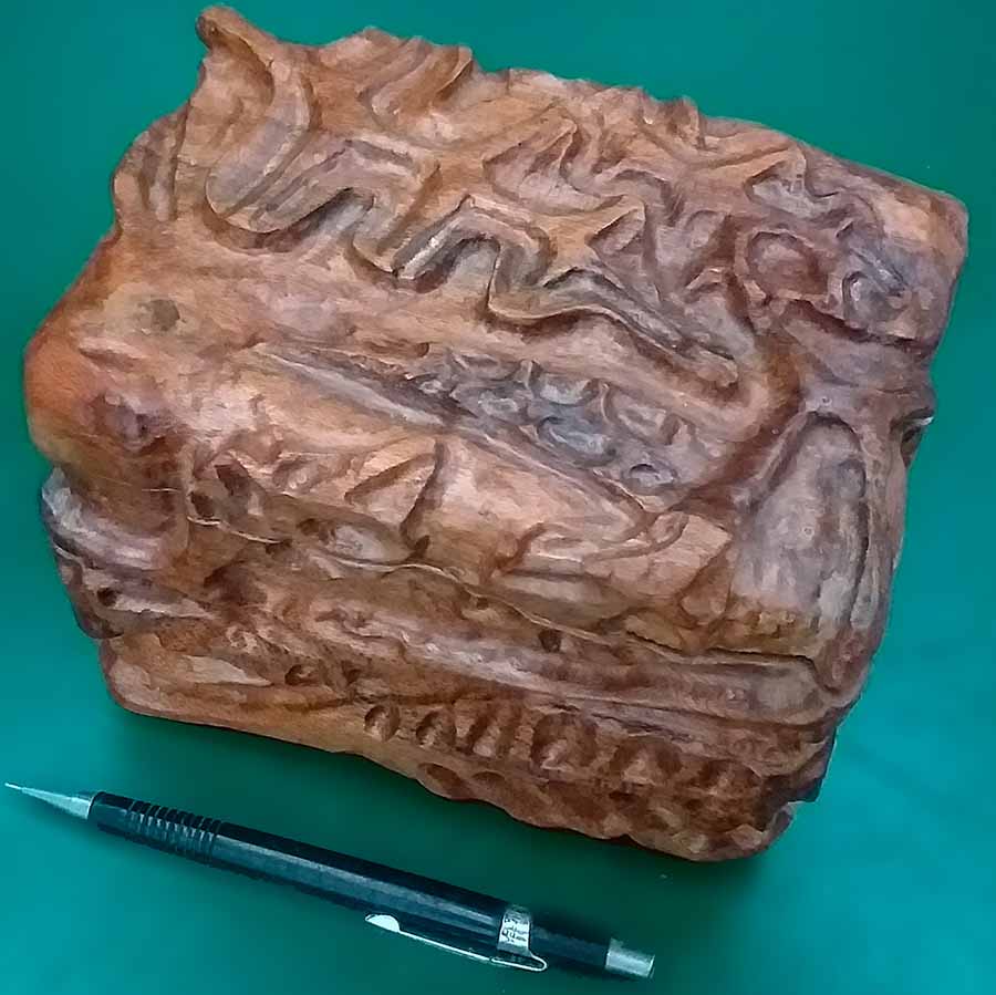 Caja de radal con hojas talladas