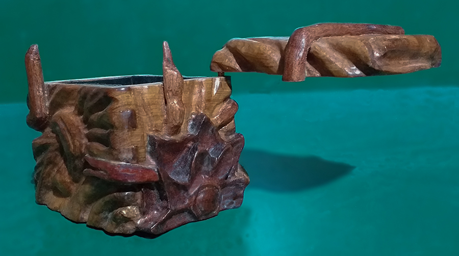 Caja con tapa giratoria